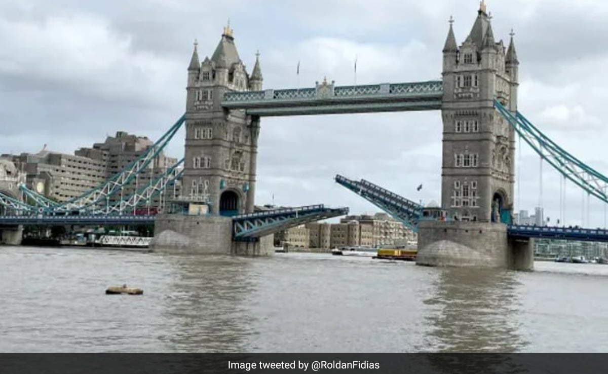 London’s Tower Bridge Gets Stuck In Raised Position, Causes Major Traffic Jams