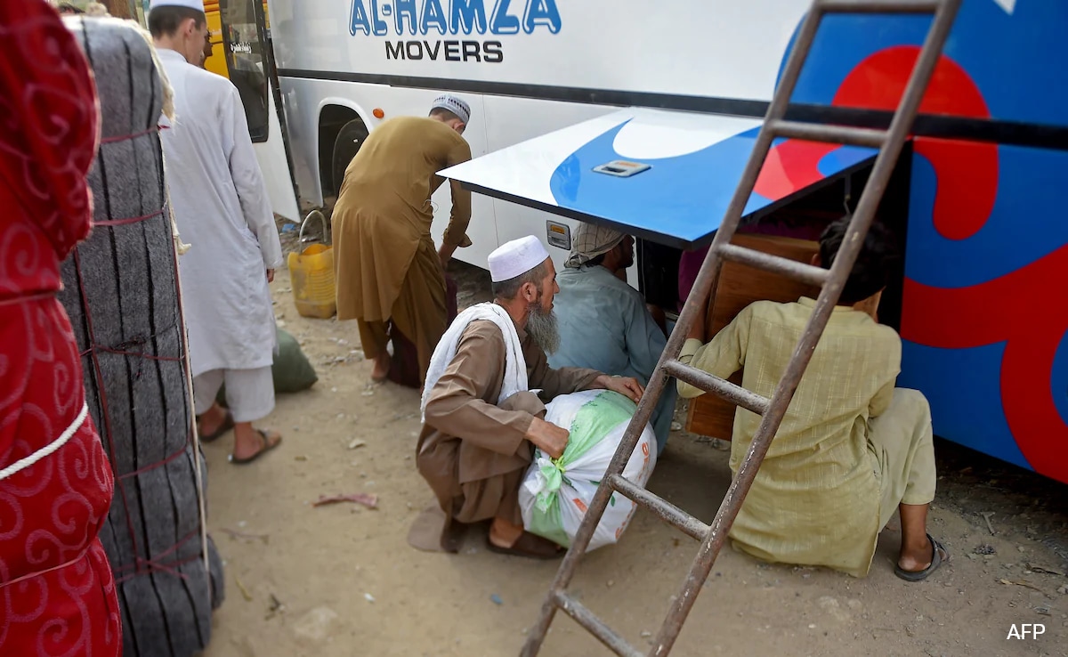 Chaos At Border Crossing As Afghan Migrants Leave Pakistan