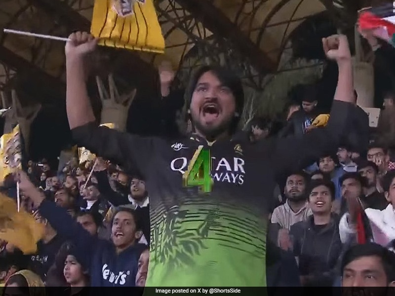 Virat Kohli, RCB Craze Hits PSL As Fan’s “Jersey” Gesture Viral During Babar Azam’s Match