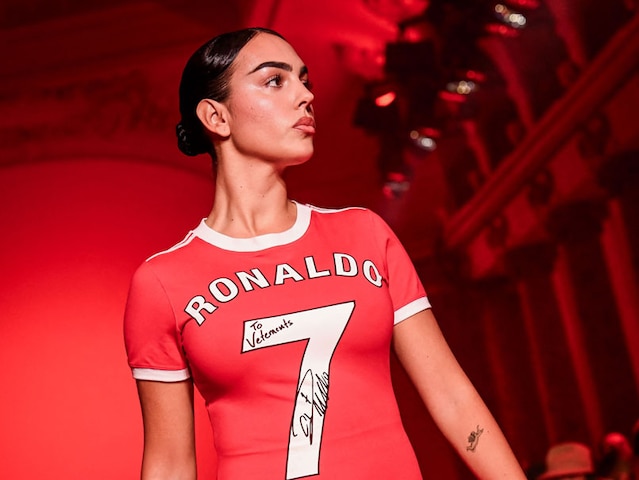 Cristiano Ronaldo’s Girlfriend Wears Dress Inspired By His Manchester United Jersey – Pic Goes Viral