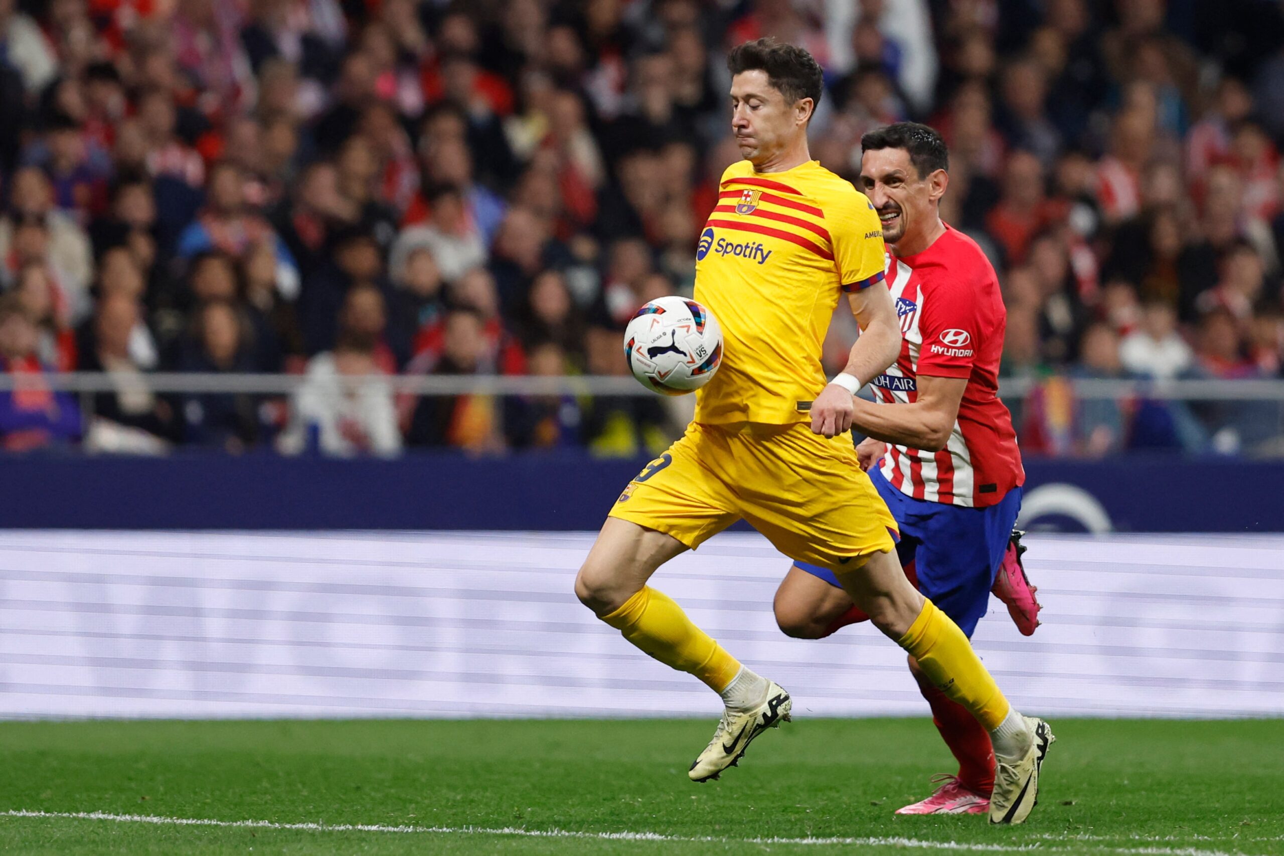 Robert Lewandowski-Powered Barcelona Thrash Atletico Madrid To Stay In Title Race
