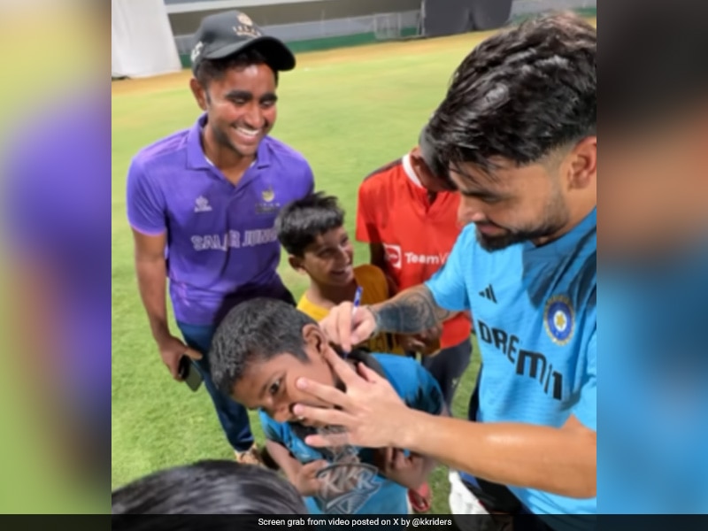 Rinku Singh Stunned As Fans Ask For Autograph On Forehead And Neck – Watch