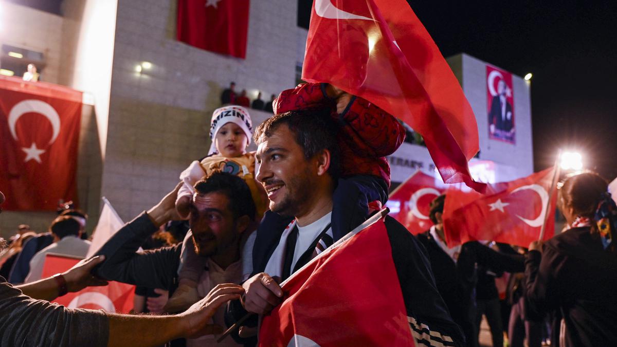 Turkey’s opposition appears set to retain key cities, preliminary local election results show