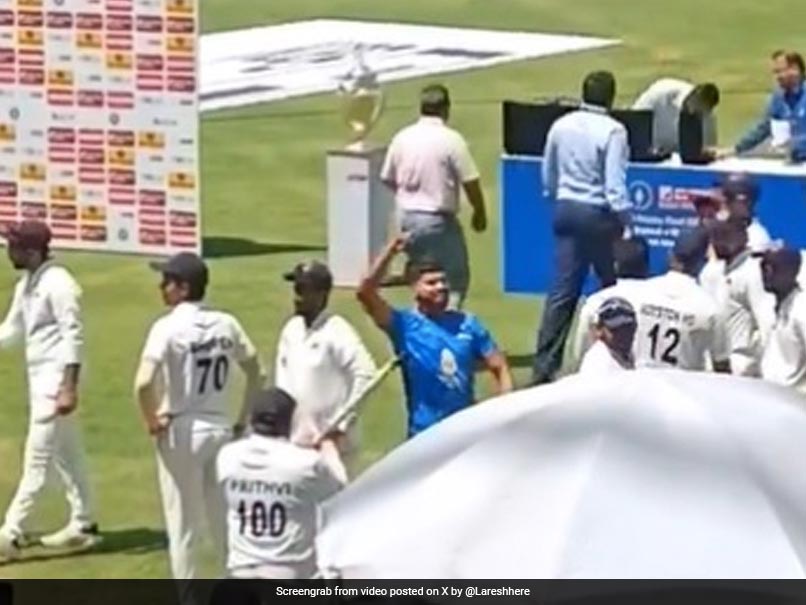 Shreyas Iyer Dances After Mumbai’s Ranji Trophy Win. Internet Talks About Back Pain. Watch