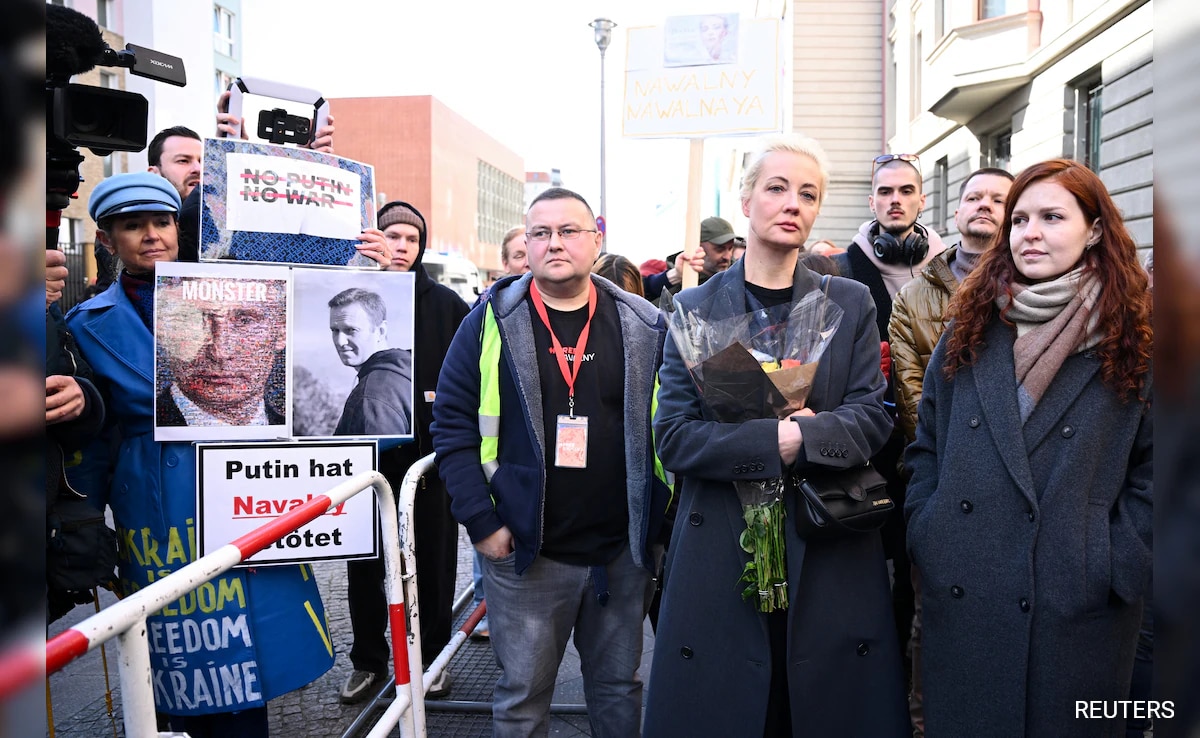 Thousands Turn Up At Russian Polling Stations For “Noon Against Putin” Protest