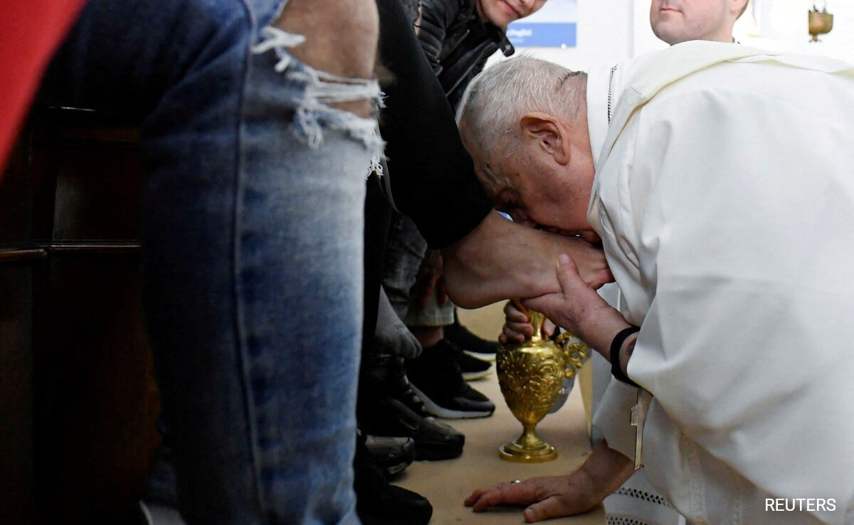 Pope Francis Washes Feet Of 12 Women Prisoners In Pre-Easter Ritual