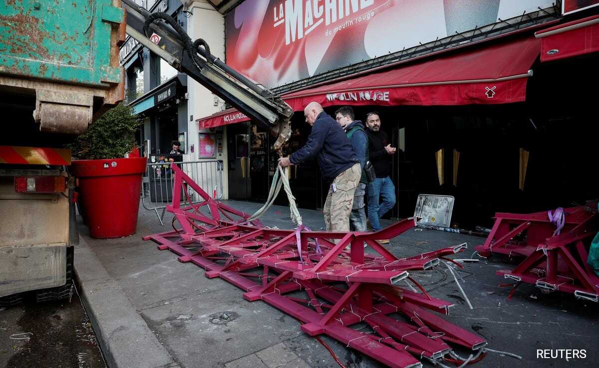 Paris Landmark Moulin Rouge’s Windmill Sails Collapse