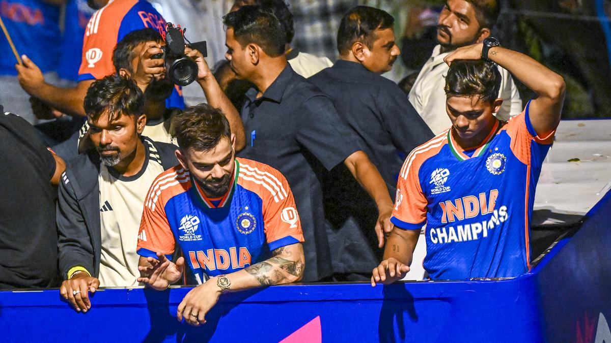 Maximum City, Maximum Love: Mumbai halts to salute Team India”s Victory Parade