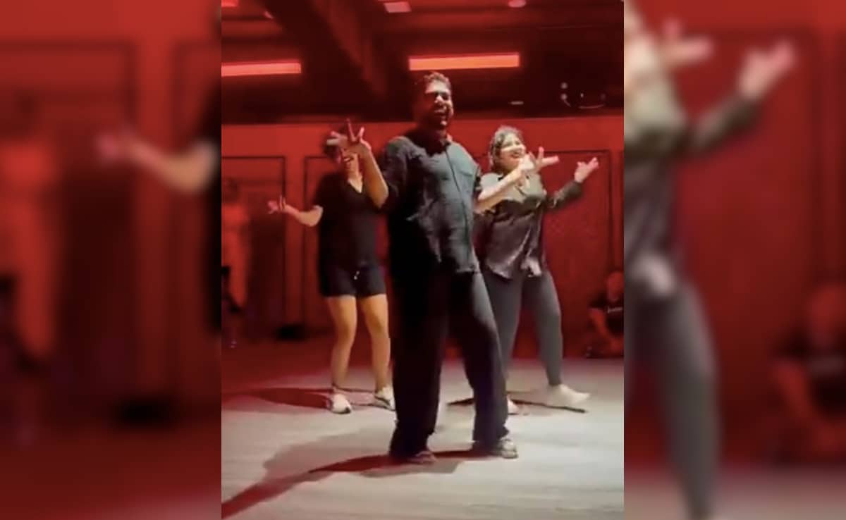 Did Muttiah Muralitharan Dance On ‘Tauba Tauba’ In Viral Video – Here’s The Truth