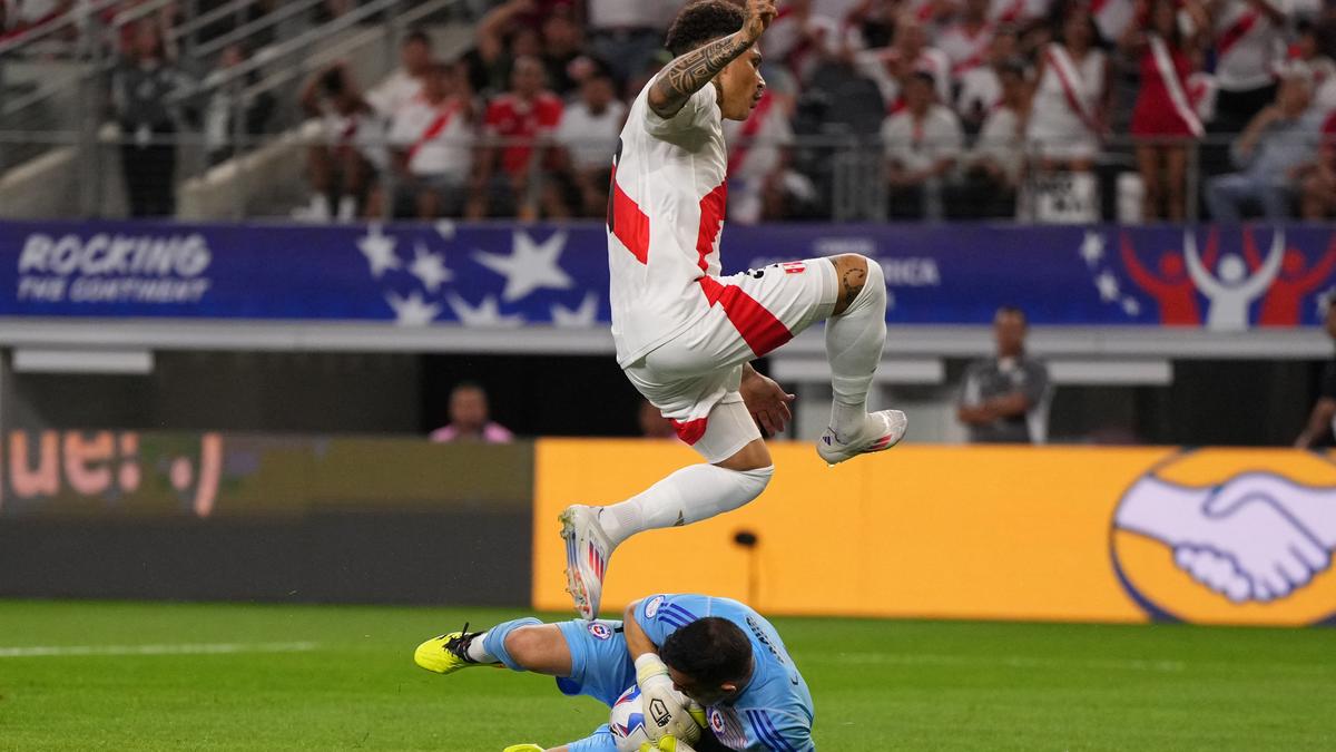 Claudio Bravo makes 4 saves as Chile plays Peru to a scoreless draw in Copa America