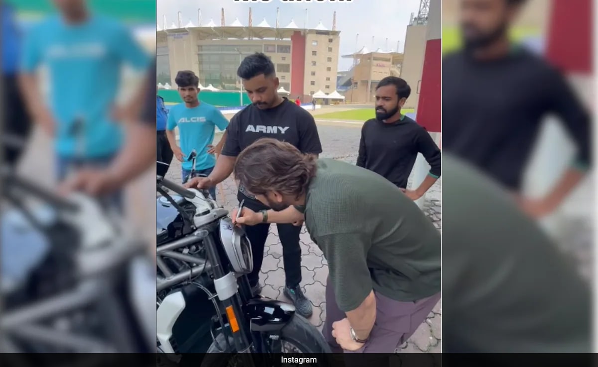 MS Dhoni Wins Hearts, Gives Autograph On Fan’s Bike – Video Goes Viral