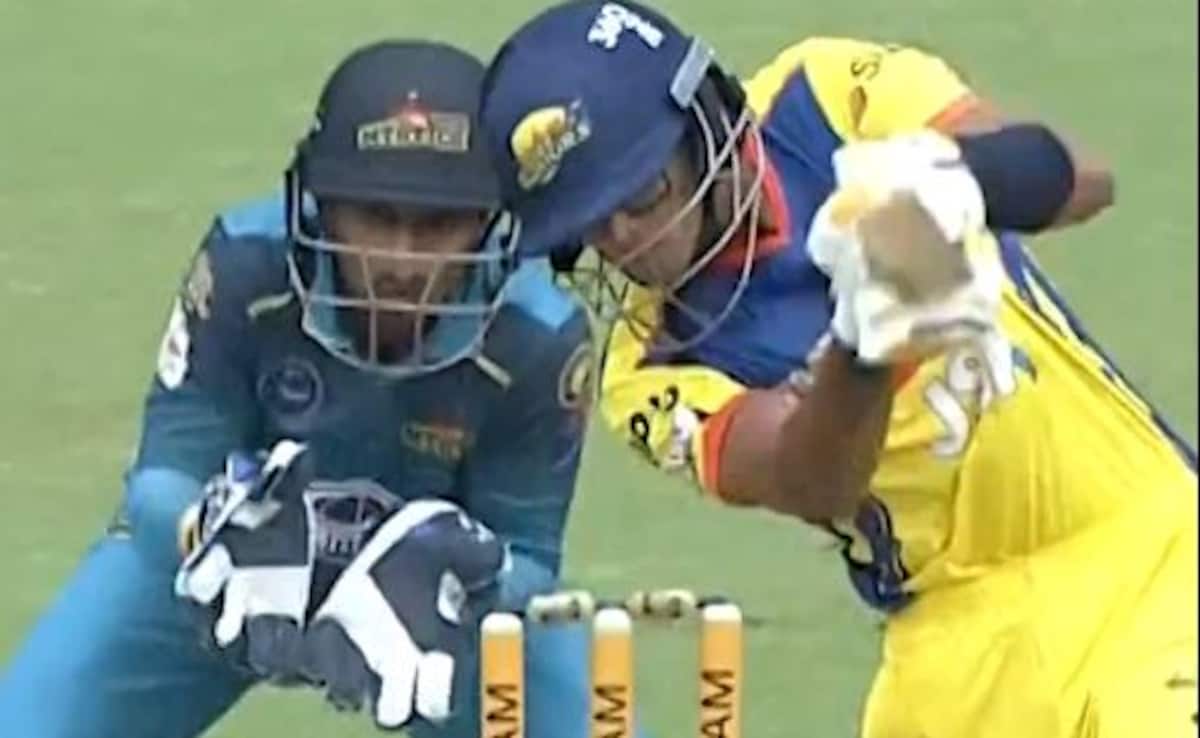 Rahul Dravid’s Son Samit Smashes Sensational Inside-Out Six, Internet Says “Genetics”. Watch