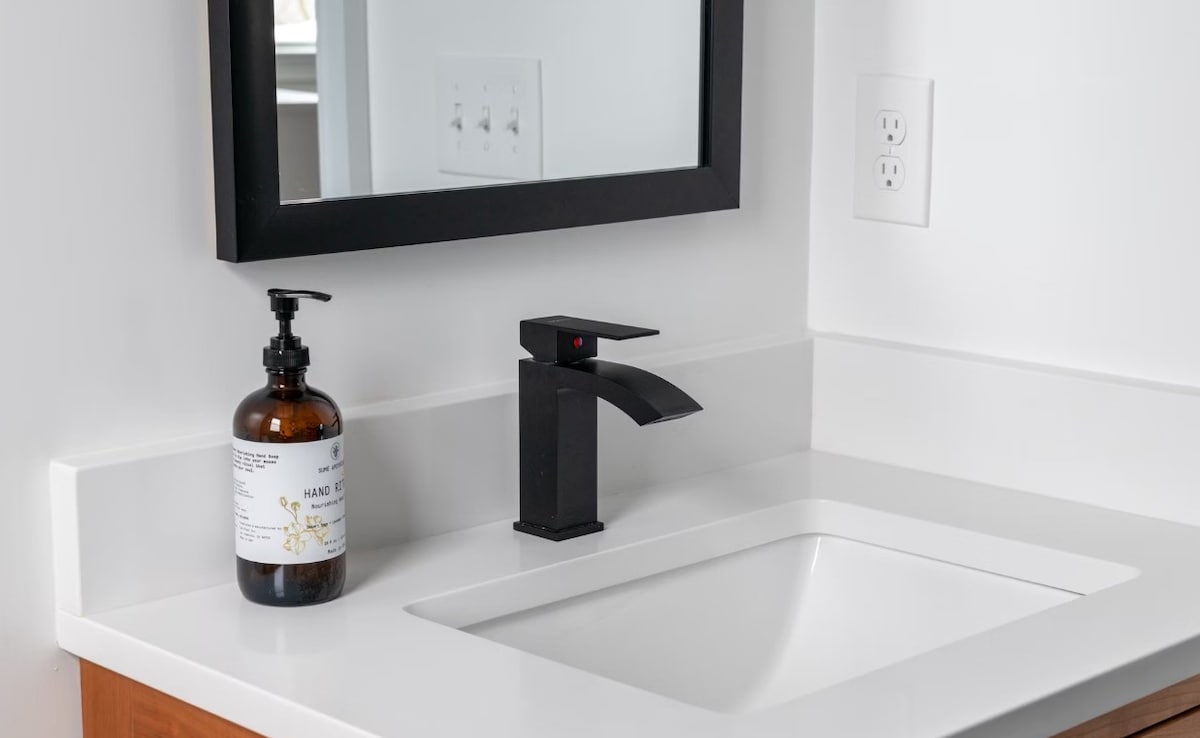 China Boarding School Punishes Student For Using Toilet Late At Night, Internet Calls It A “Prison”