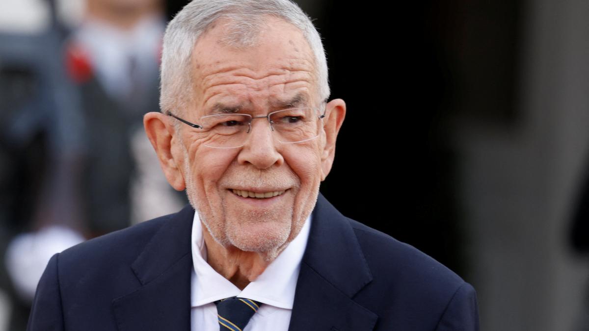 Austrian president Alexander Van der Bellen tells parties to hold talks after far-right win