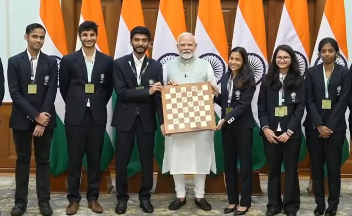 PM Narendra Modi Meets Chess Players, Hails India’s Historic Double Gold Triumph