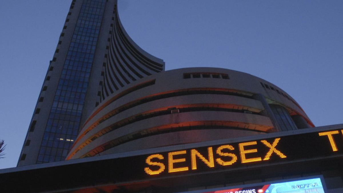 Sensex, Nifty close flat amid unabated foreign fund outflows, muted earnings