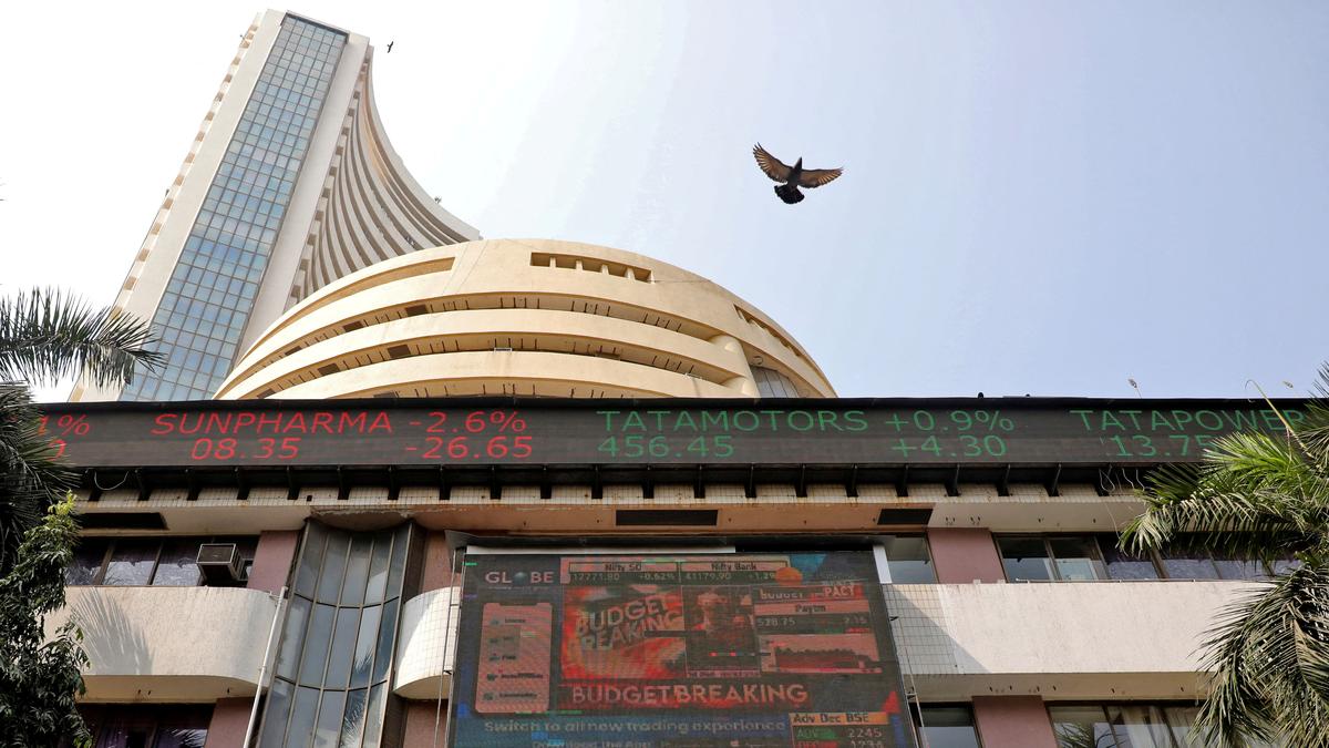 Sensex, Nifty slump 1% amid unabated foreign fund outflows, weak global trends