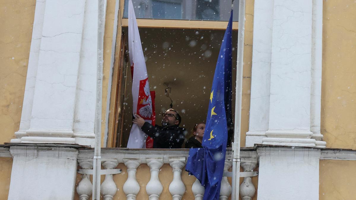 Poland shuts consulate in Saint Petersburg on Russian order