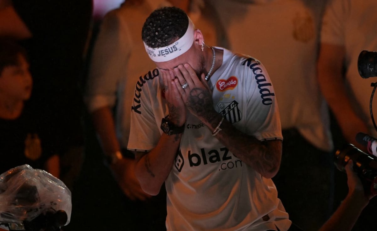 Neymar Breaks Down After Emotional Return To Boyhood Club. Video Viral