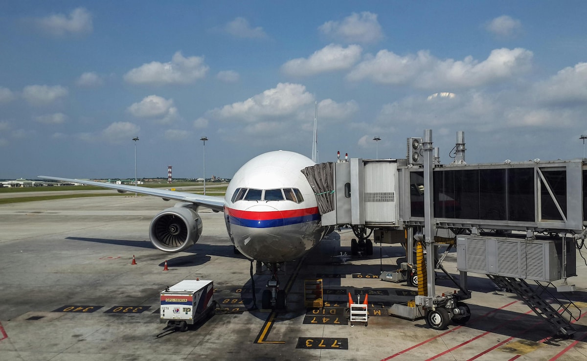 Chinese Couple Booted Off Plane In Kuala Lumpur For “Acting Insane”: Report