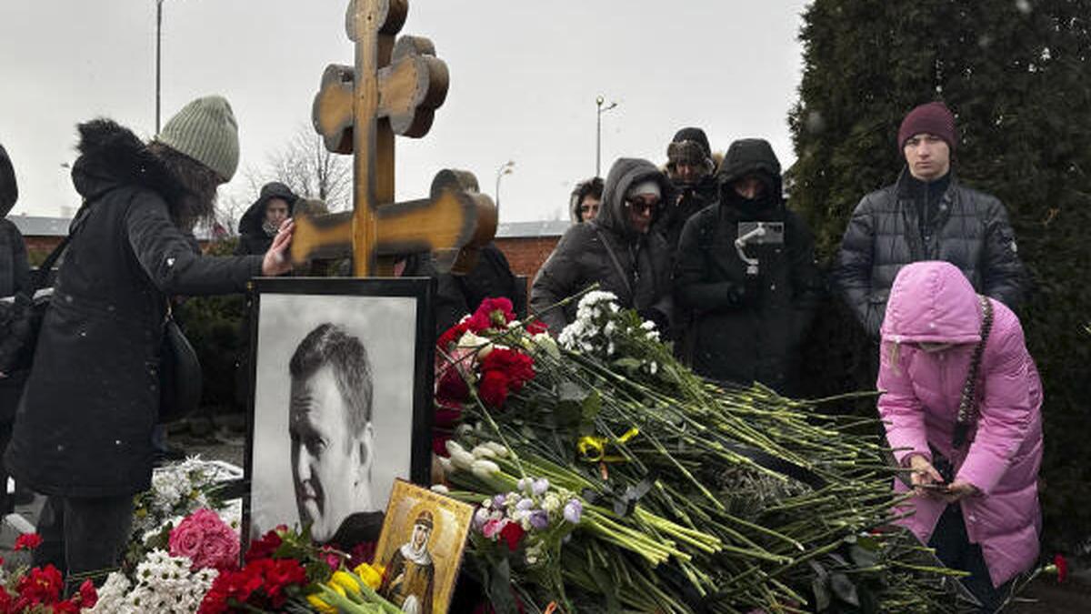 Russians risk reprisals to visit Navalny grave on death anniversary