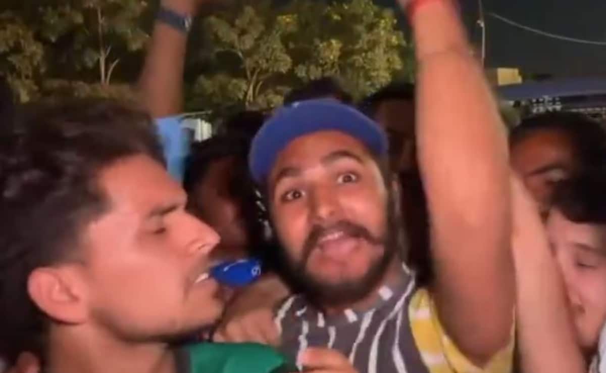 “Virat Kohli Zindabad”: Fans In Karachi Shower Love On India Star. Video Viral