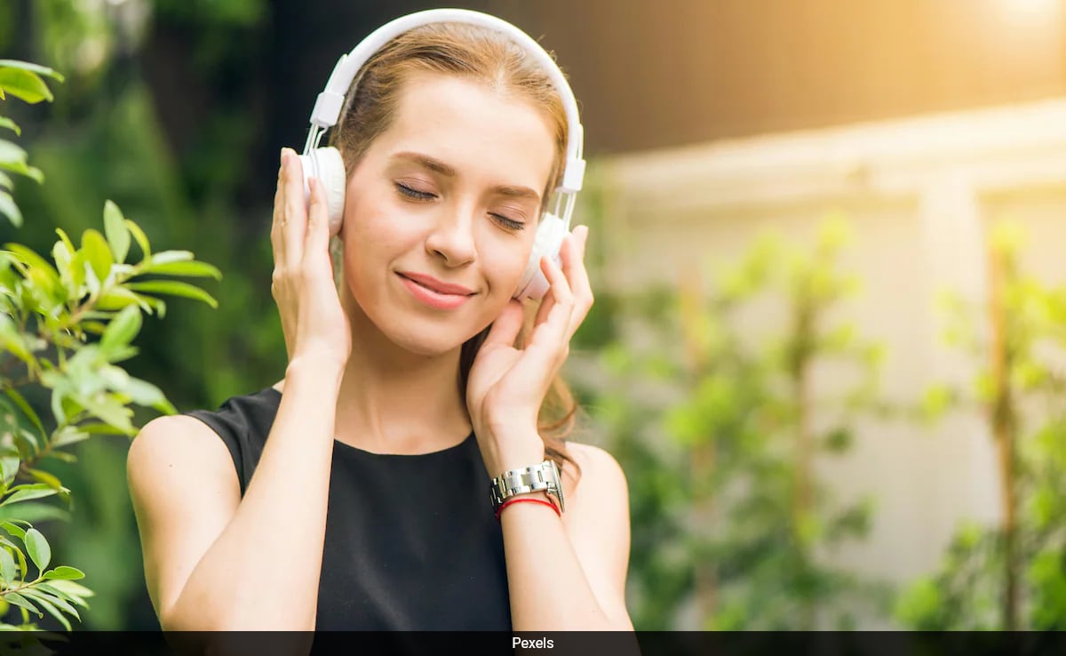 Are Noise-Cancelling Headphones Causing Hearing Issues In Young People? Report Reveals