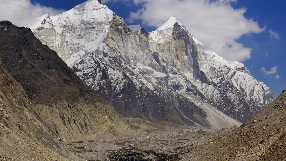 Is the Gangotri glacier losing snow earlier than usual?