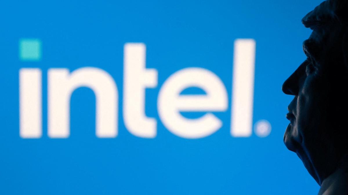 Intel agrees to deal for U.S. to take 10% equity stake