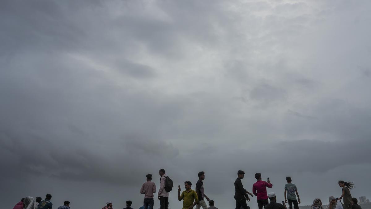 Why doesn’t water fall in one go from a cloud?