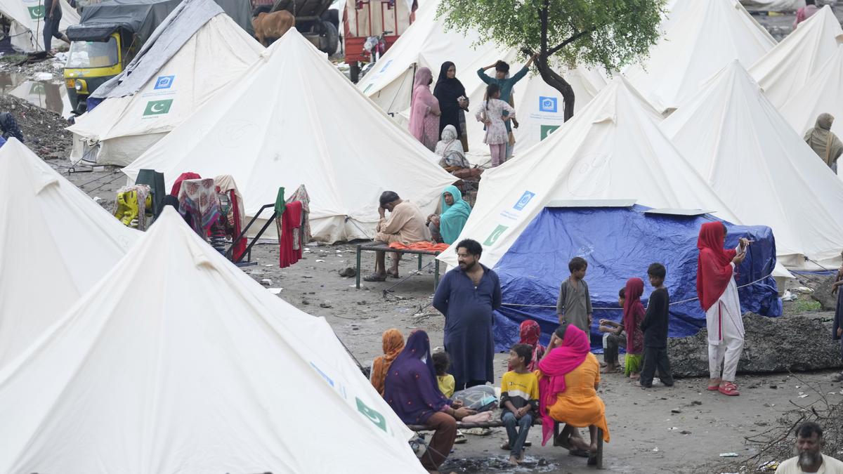 Pakistan evacuates half a million people stranded by floods