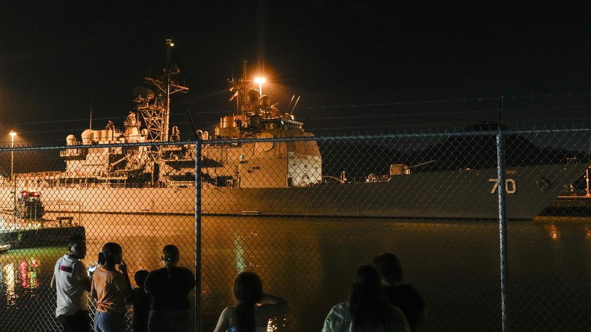 U.S. warship enters Panama Canal, heading toward Caribbean
