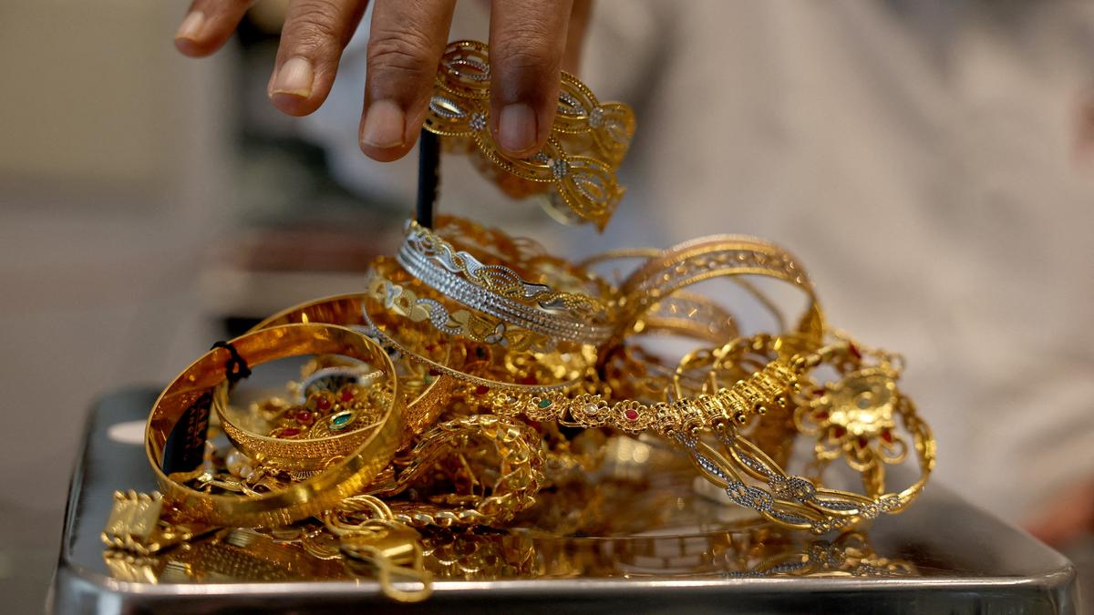 Gold rate today in Delhi markets falls ₹200, silver drops ₹1,000