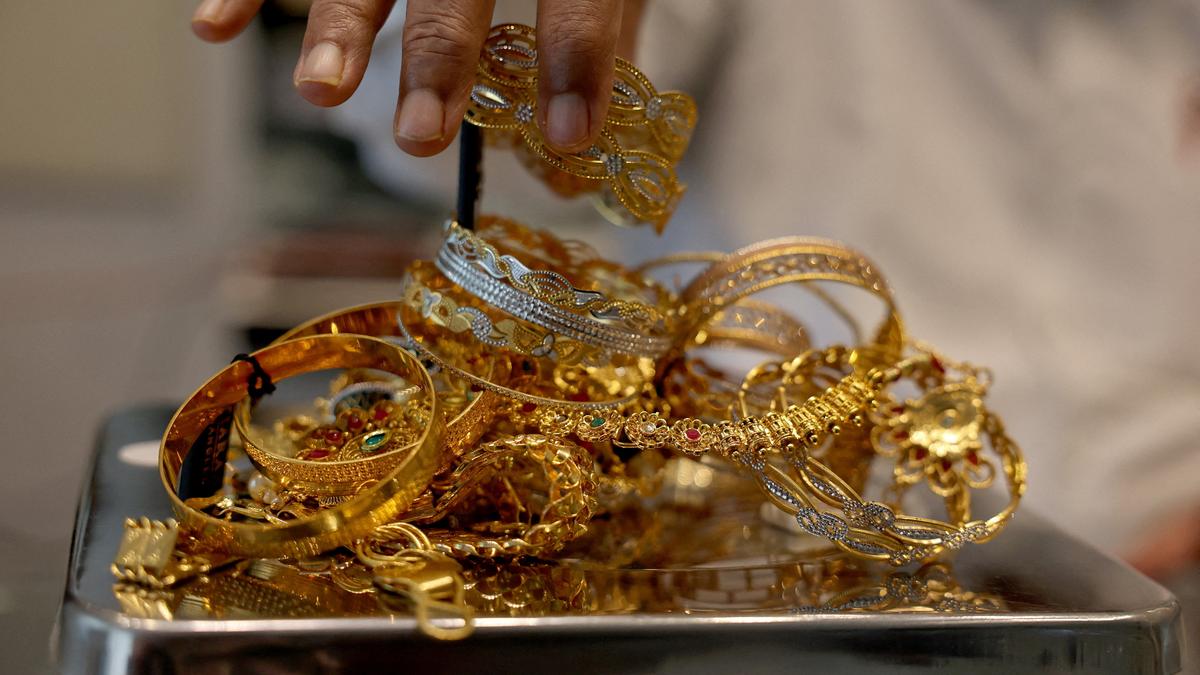Gold climbs ₹119 to trade near record high ahead of U.S. Fed policy decision