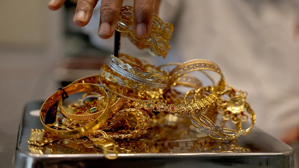 Gold scales all-time high of ₹1,12,750/10 g on Fed easing bets, global cues