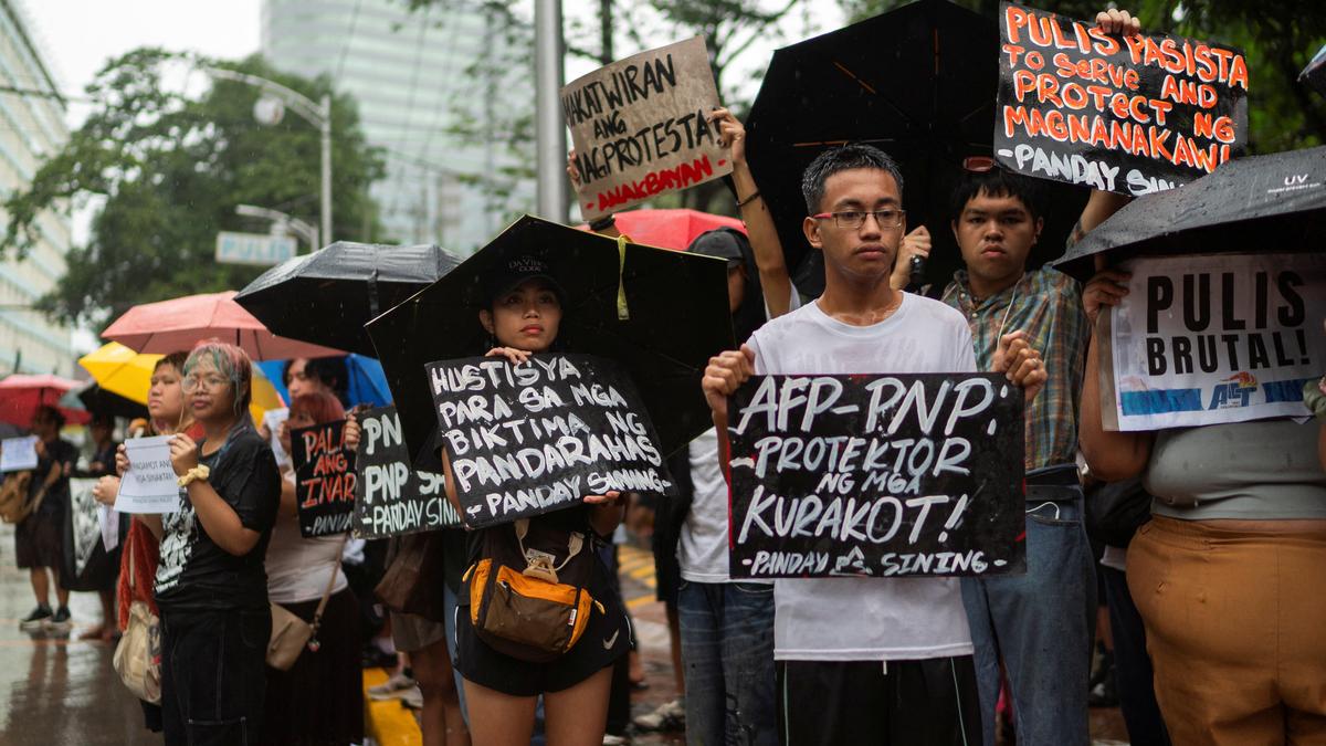 Dozens arrested, hurt in clashes with police near Philippine presidential palace