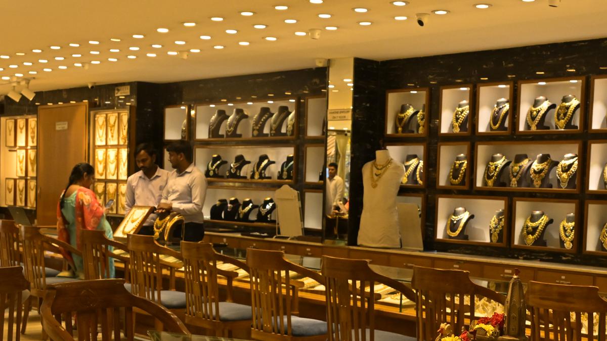 Gold rises ₹250 to hit fresh peak of ₹1.13 lakh/10 g