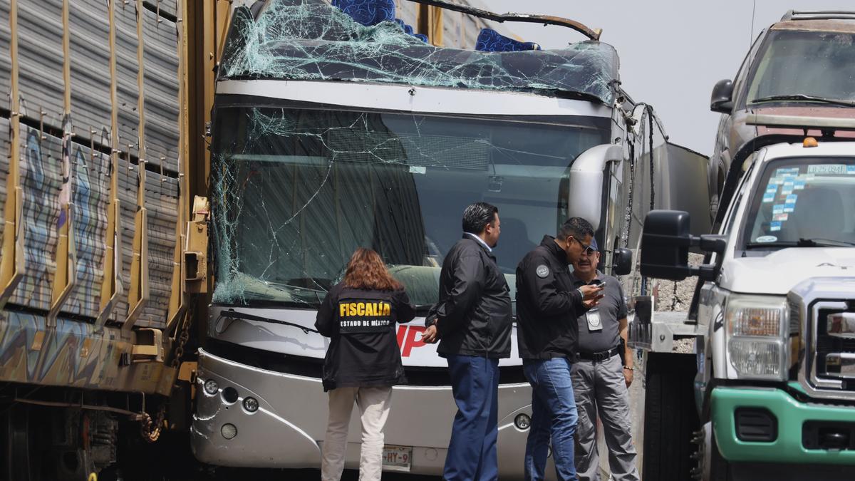 More than 60 injured, 10 killed after Mexican train hits double-decker bus