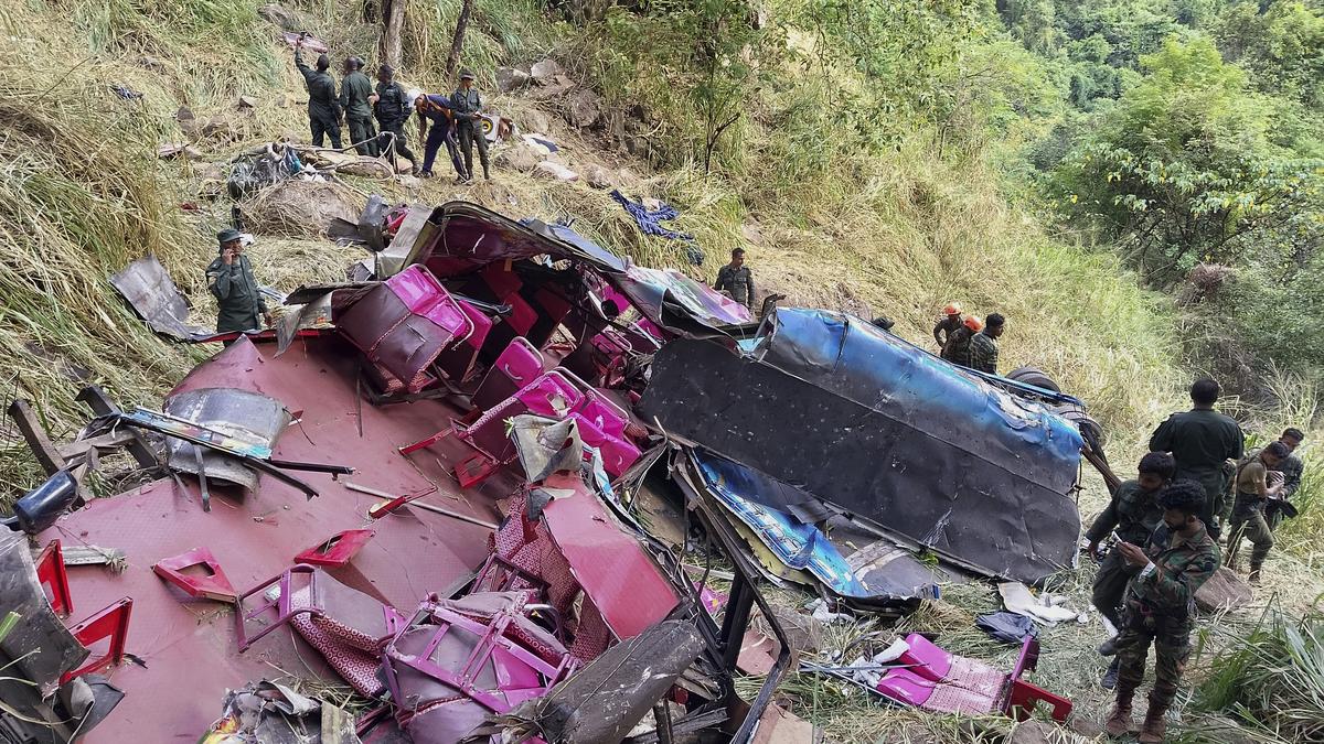 15 killed, 16 injured as passenger bus skids off a cliff in Sri Lanka