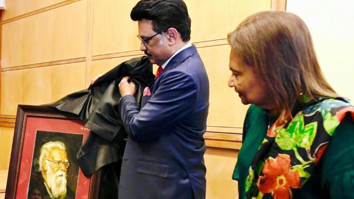 T.N. CM Stalin unveils portrait of Periyar on Oxford University campus