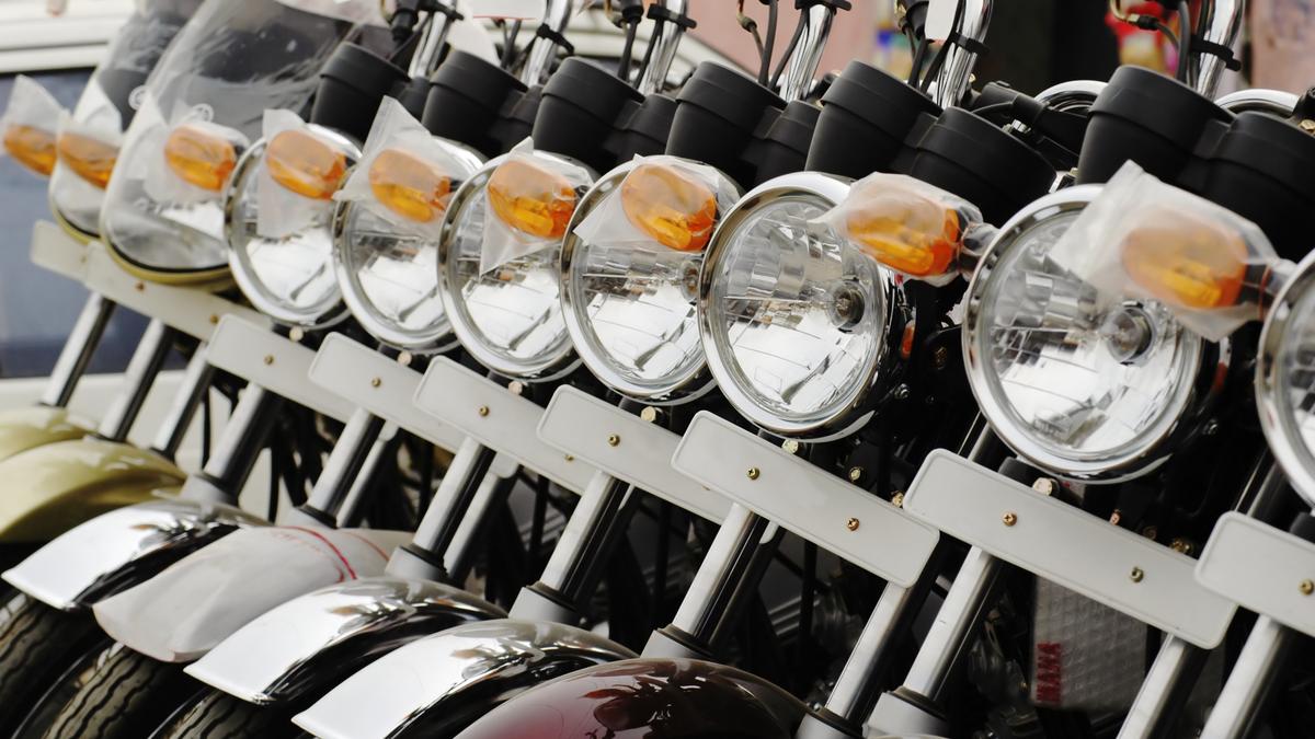 Passenger vehicle dispatches decline 9% to 3,21,840 units in August: SIAM