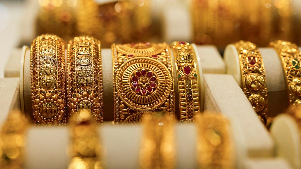 Gold futures hit record ₹1.32 lakh/10g amid global worries