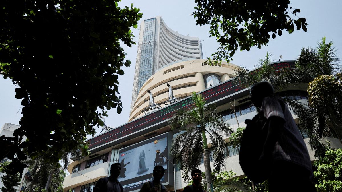Stock markets advance for fourth day on buying in HDFC Bank, ICICI Bank