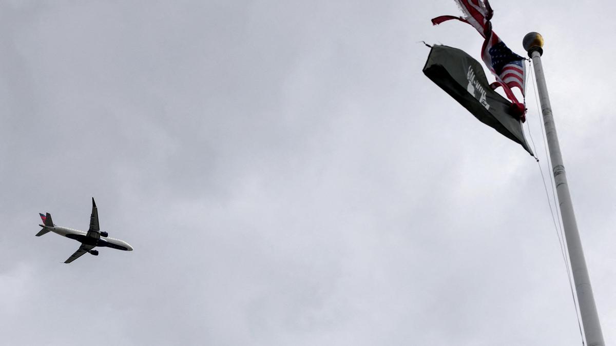 U.S. expects more flight delays as controllers soon to miss paychecks