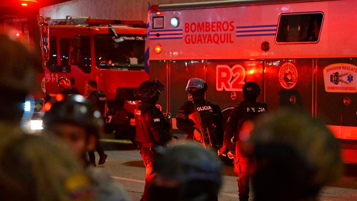 2 explosions rock Ecuador, authorities blame local criminal gang and Colombian ex-FARC dissidents