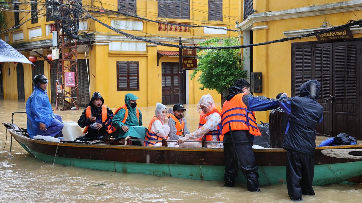 Vietnam floods kill 10, river level at 60-year high