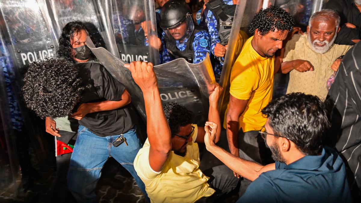 Maldives police arrest 8 demonstrators during opposition party protest