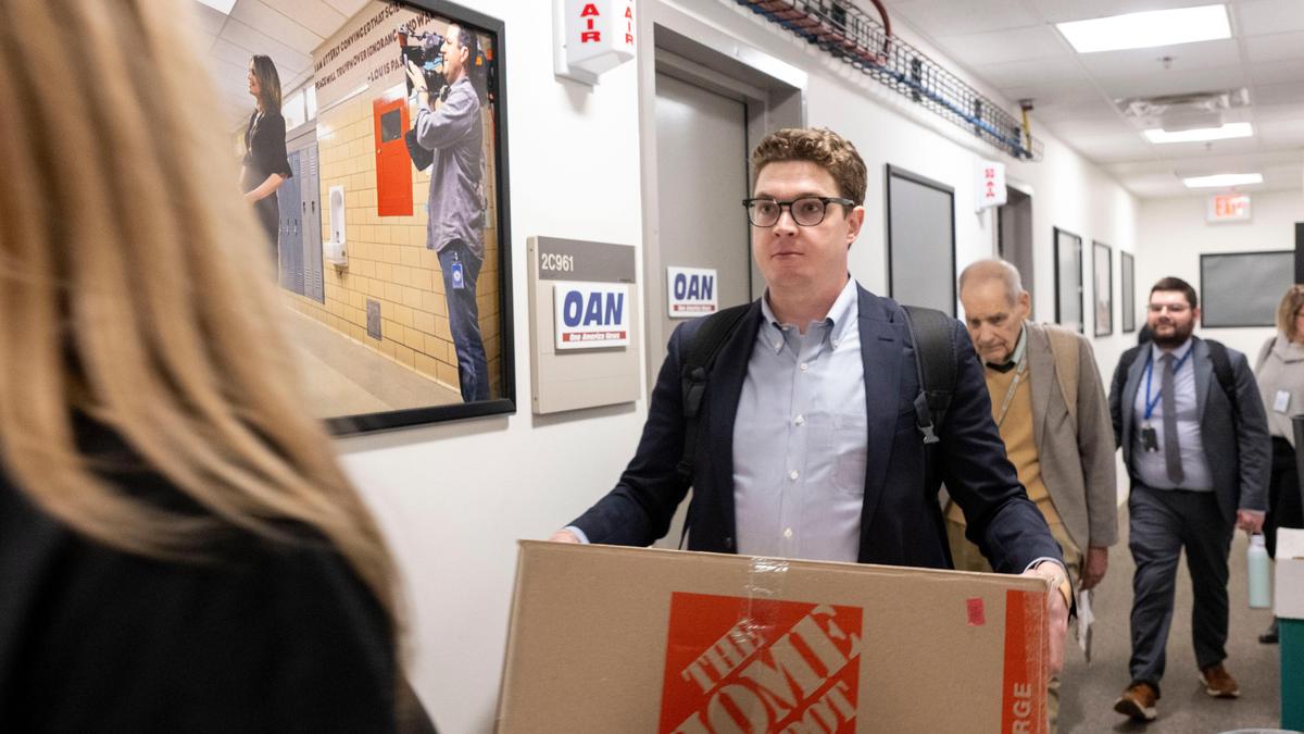 Journalists turn in access badges, exit Pentagon rather than agree to new reporting rules