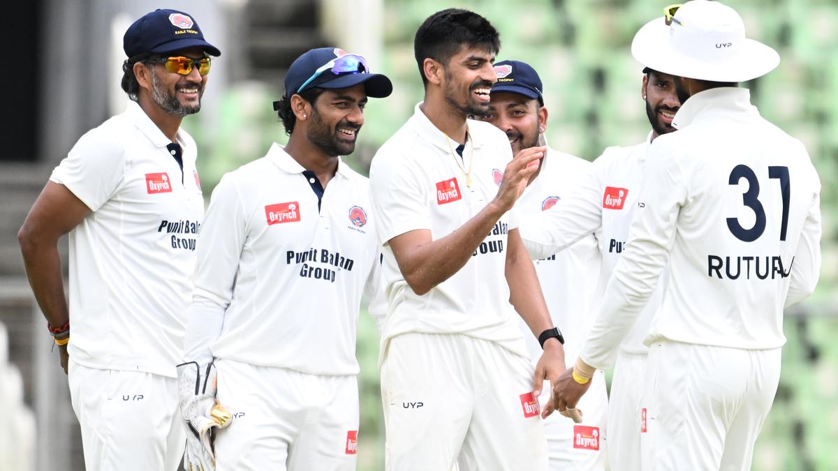 Maharashtra hit backs to reduce Kerala to 35 for 3