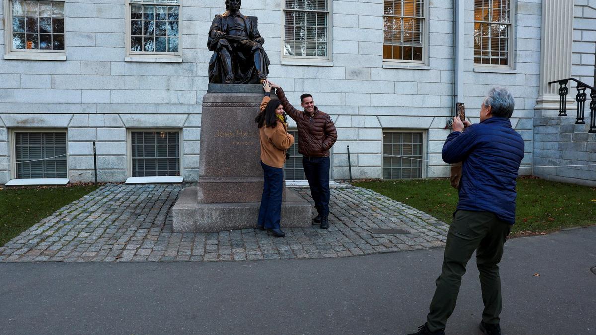 Larry Summers takes leave from teaching at Harvard after release of Epstein emails